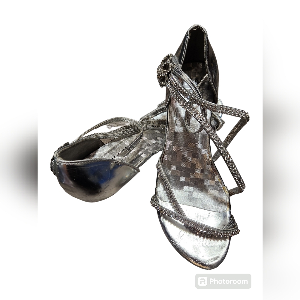 Delicacy Womens open toe Strappy Heels. Sz 7 1/2.Some scuffs. Details in pics